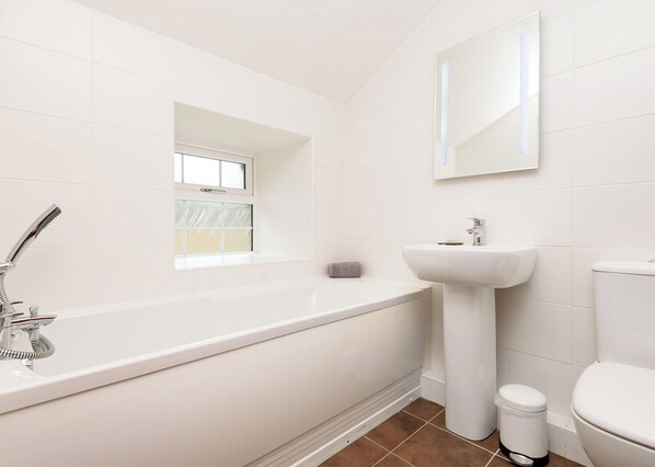 Bathroom - 2 bedroom accommodation in Watergate, Looe (Watergate, Looe)