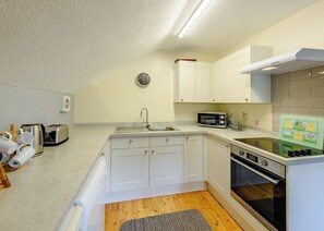 Fridge, oven, stovetop, dishwasher - Timber lodge set by the lake with one double and one twin. (Webbery, Bideford)