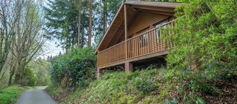 Timber lodge set by the lake with one double and one twin.