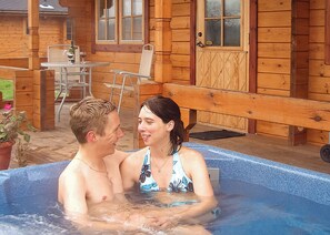 Outdoor spa tub - 2 bedroom accommodation in Stillingfleet, York (Stillingfleet, York)