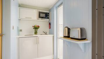 Fridge, oven, stovetop, toaster