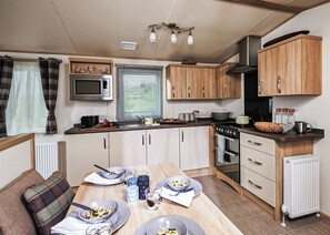 Fridge, microwave, oven, stovetop - Gold Caravan 2 (Pet) (Hunters Quay, Argyll)