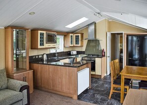 Kylskåp, ugn, spishäll och diskmaskin