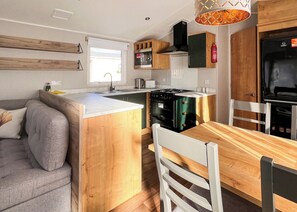 Réfrigérateur, un four, surface de cuisson, grille-pain