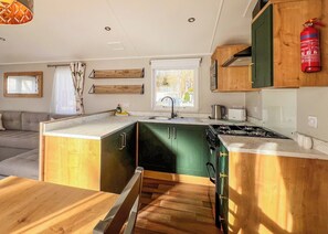 Refrigerador, horno, parrilla de estufa y tostadora