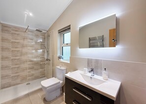 Bathroom - 1 bedroom accommodation in Tenby (Tenby)