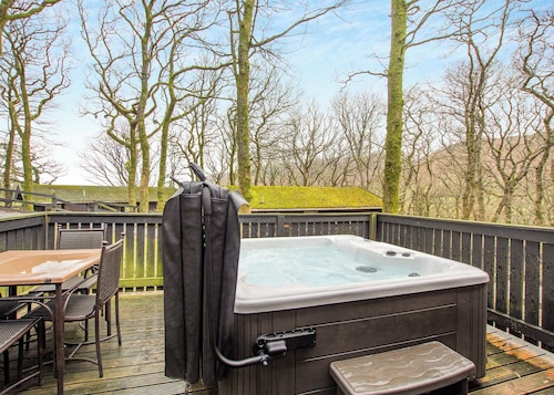 Cosy traditional lodge with one double and one twin.