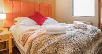 Cosy traditional lodge with one double and one twin.