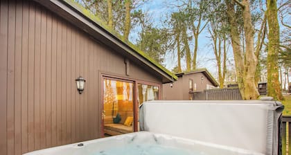 Cosy traditional lodge with one double and one twin.