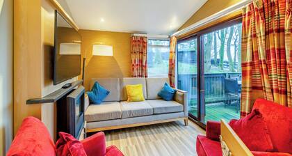 Cosy traditional lodge with one double and one twin.