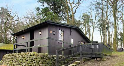 Cosy traditional lodge with one double and one twin.