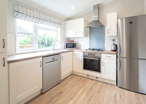 Kjøleskap, ovn, kokeplater og brødrister