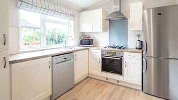 Réfrigérateur, four, plaque de cuisson, grille-pain