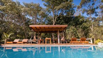 Piscina externa, guarda-sóis