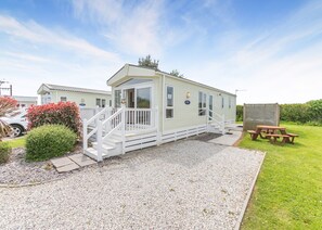 A mobile home with a porch, a staircase, and a picnic table. - Sandy Pebble Deluxe (Pet) (Looe)