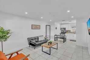 TV, offices - Hollywood Vacation in Perfect Beach Location HA01 (Hollywood)