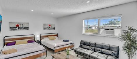 Bügeleisen/Bügelbrett, Reisekinderbett, kostenloses WLAN, Bettwäsche