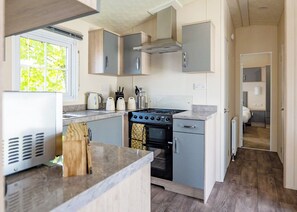 Full-sized fridge, oven, stovetop, toaster