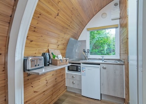 Refrigerador, lavavajillas, tostadora y periquera 