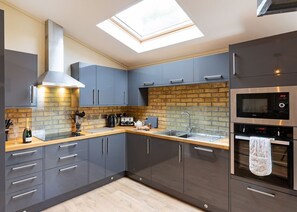 Kühlschrank, Geschirrspüler, Toaster, Hochstuhl