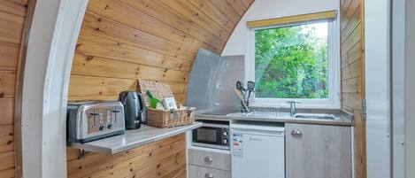 Køleskab, opvaskemaskine, brødrister, højstol