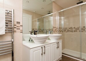Bathroom - 1 bedroom accommodation in Narberth, Nr Tenby (Narberth, Nr Tenby)
