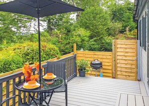 Outdoor dining - Lodge with one double with TV. (Newby Bridge, Lake Windermere)