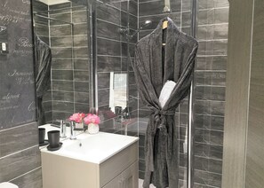 Bathrobes, slippers - Lodge with one double with TV. (Newby Bridge, Lake Windermere)