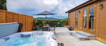 Lodge with one double with TV.