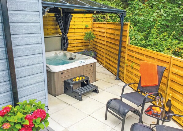 Outdoor spa tub - Lodge with one double with TV. (Newby Bridge, Lake Windermere)