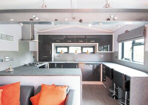 Oven - Lodge with one double with TV. (Newby Bridge, Lake Windermere)