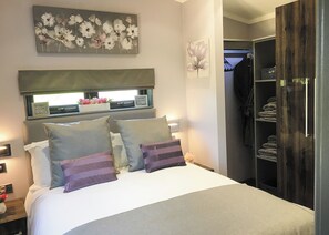 1 bedroom - Lodge with one double with TV. (Newby Bridge, Lake Windermere)