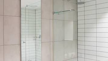 Appartement Ville | Salle de bain | Douche, sĂšche-cheveux, serviettes fournies