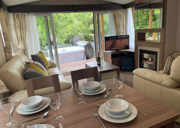 Dining - 2 bedroom accommodation in Snowdonia (Snowdonia)