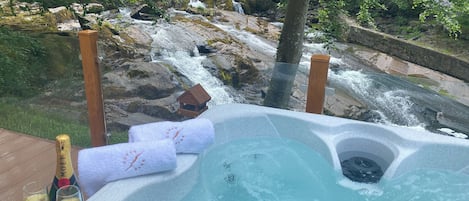 Bañera de hidromasaje al aire libre