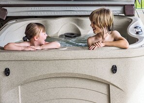 Outdoor spa tub - 1 bedroom accommodation in Palgrave, Diss (Palgrave, Diss)