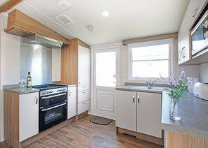 Køleskab, ovn, kogeplade, brødrister