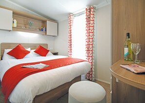 3 bedrooms, free WiFi - Stylish 12ft-wide caravan with one double and two twin. (Swanage)