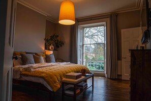 5 camere, una scrivania, ferro/asse da stiro, Wi-Fi gratuito