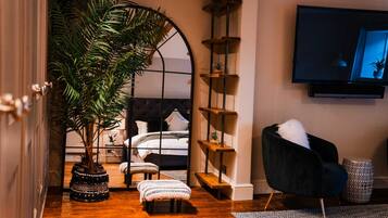 5 bedrooms, desk, iron/ironing board, free WiFi