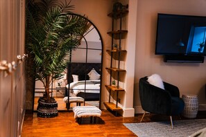 5 bedrooms, desk, iron/ironing board, free WiFi