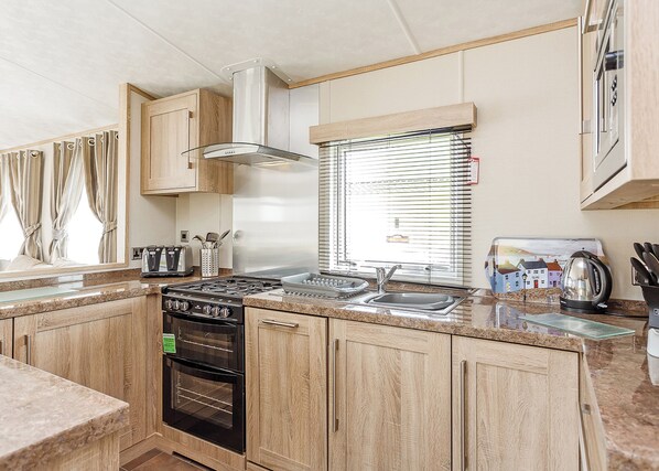 Køleskab, ovn, kogeplade, opvaskemaskine