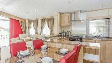 Fridge, oven, stovetop, dishwasher
