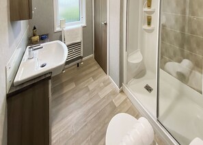 Bathroom - well-equipped lodge with two king-size beds and two twin bedrooms. (Snowdonia)