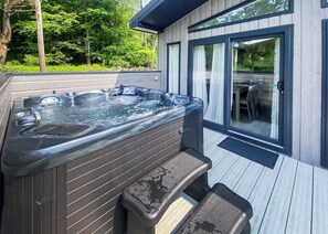 Outdoor spa tub - well-equipped lodge with two king-size beds and two twin bedrooms. (Snowdonia)