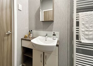 Bathroom - well-equipped lodge with two king-size beds and two twin bedrooms. (Snowdonia)