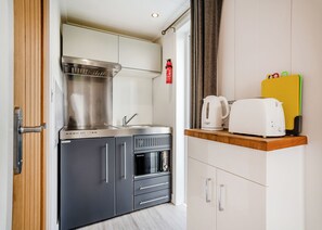 Réfrigérateur, un four, surface de cuisson, grille-pain