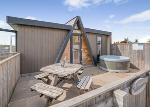 Outdoor dining - 1 bedroom accommodation in Great Busby (Great Busby)