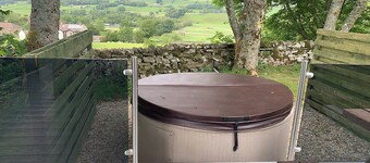 Spacious luxury lodge with high end décor to sleep four.