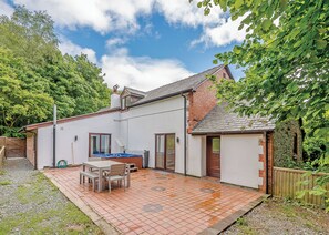 Outdoor dining - 4 bedroom accommodation in Llangollen (Llangollen)